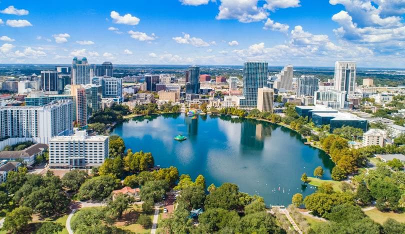 Skyline de Orlando con lago y palmeras, Florida, EE.UU. — paquete 8 noches ideal para familias desde Chile