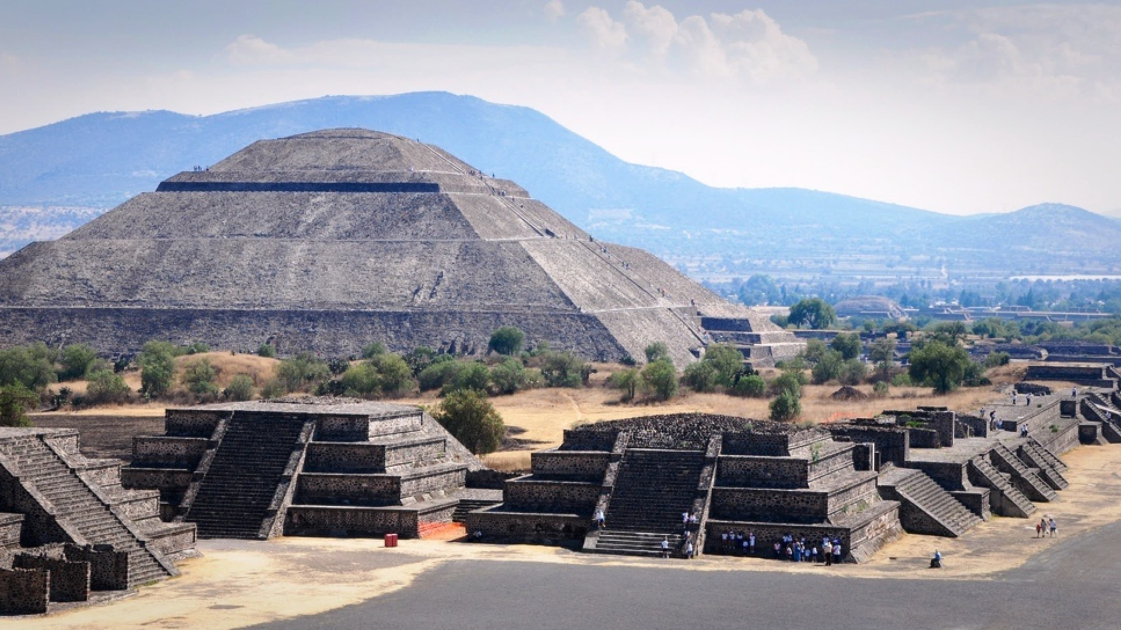 Pirámides de Teotihuacán con vegetación, Ciudad de México