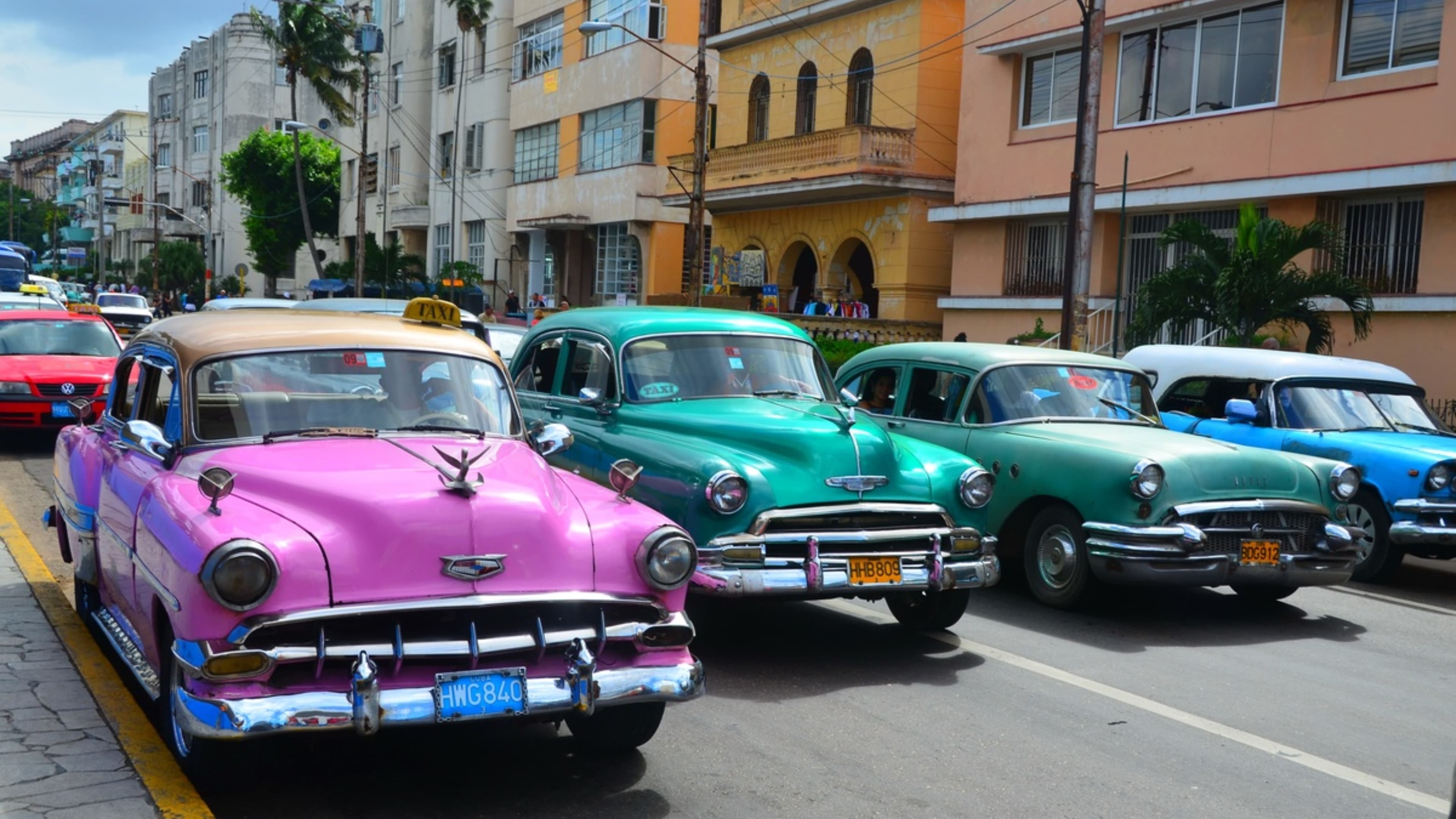 Autos clásicos de colores en las calles de La Habana, Cuba