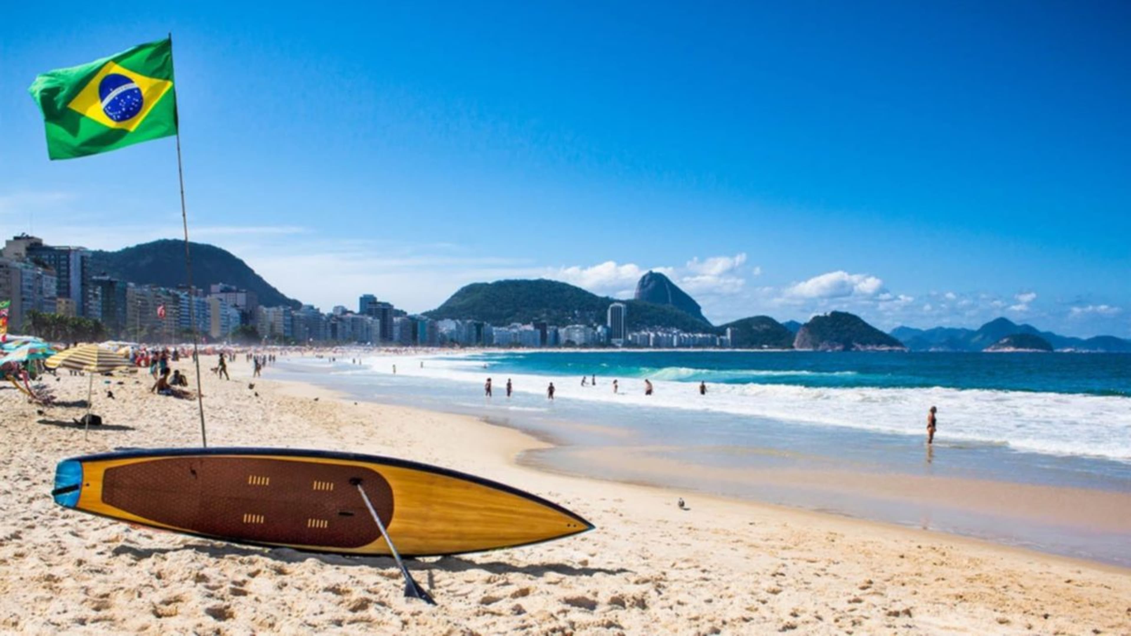 Playa de Jurerê con aguas verdes en Florianópolis, Brasil