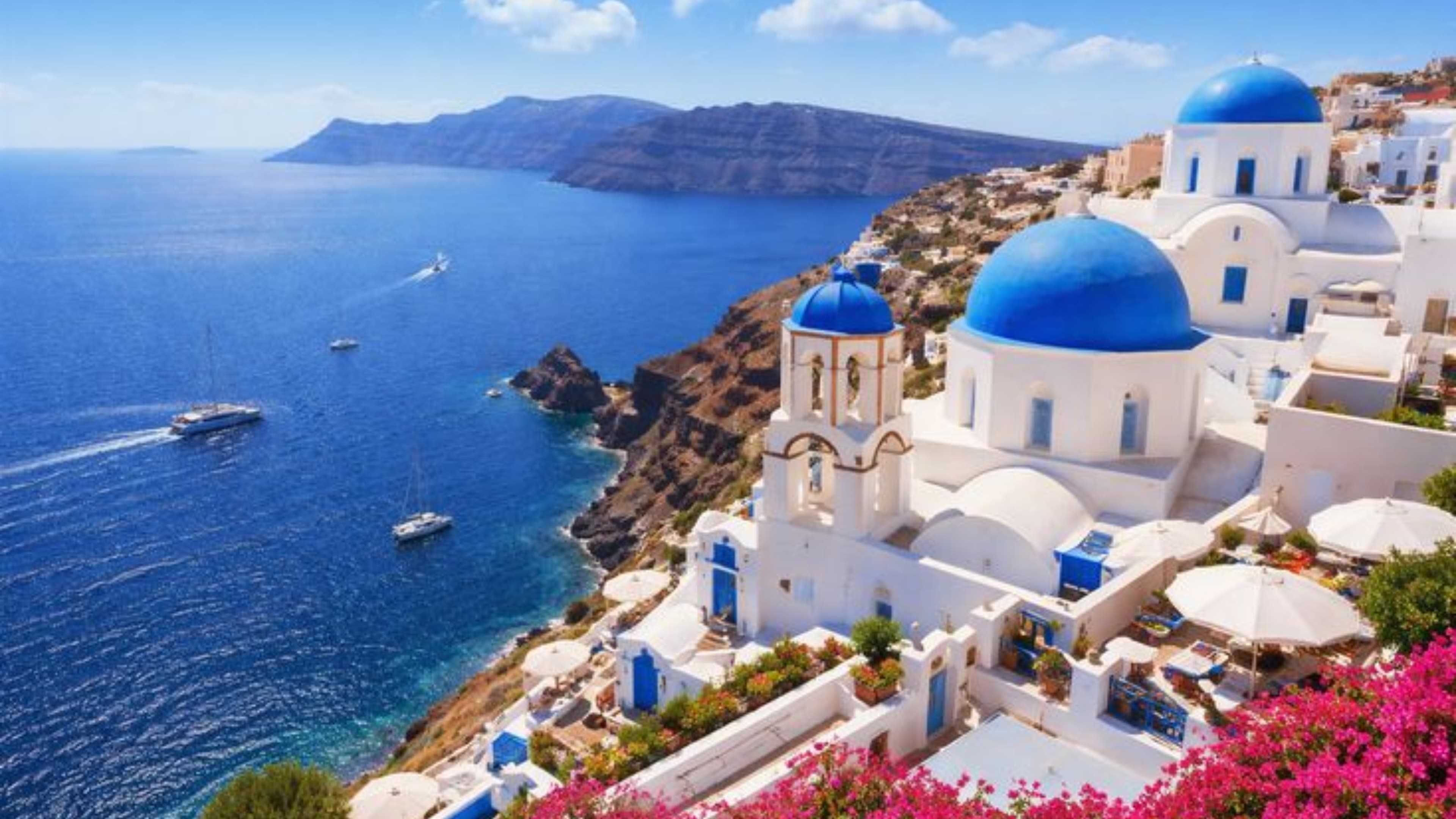 Iglesias de cúpulas azules de Oia en Santorini al atardecer, Grecia