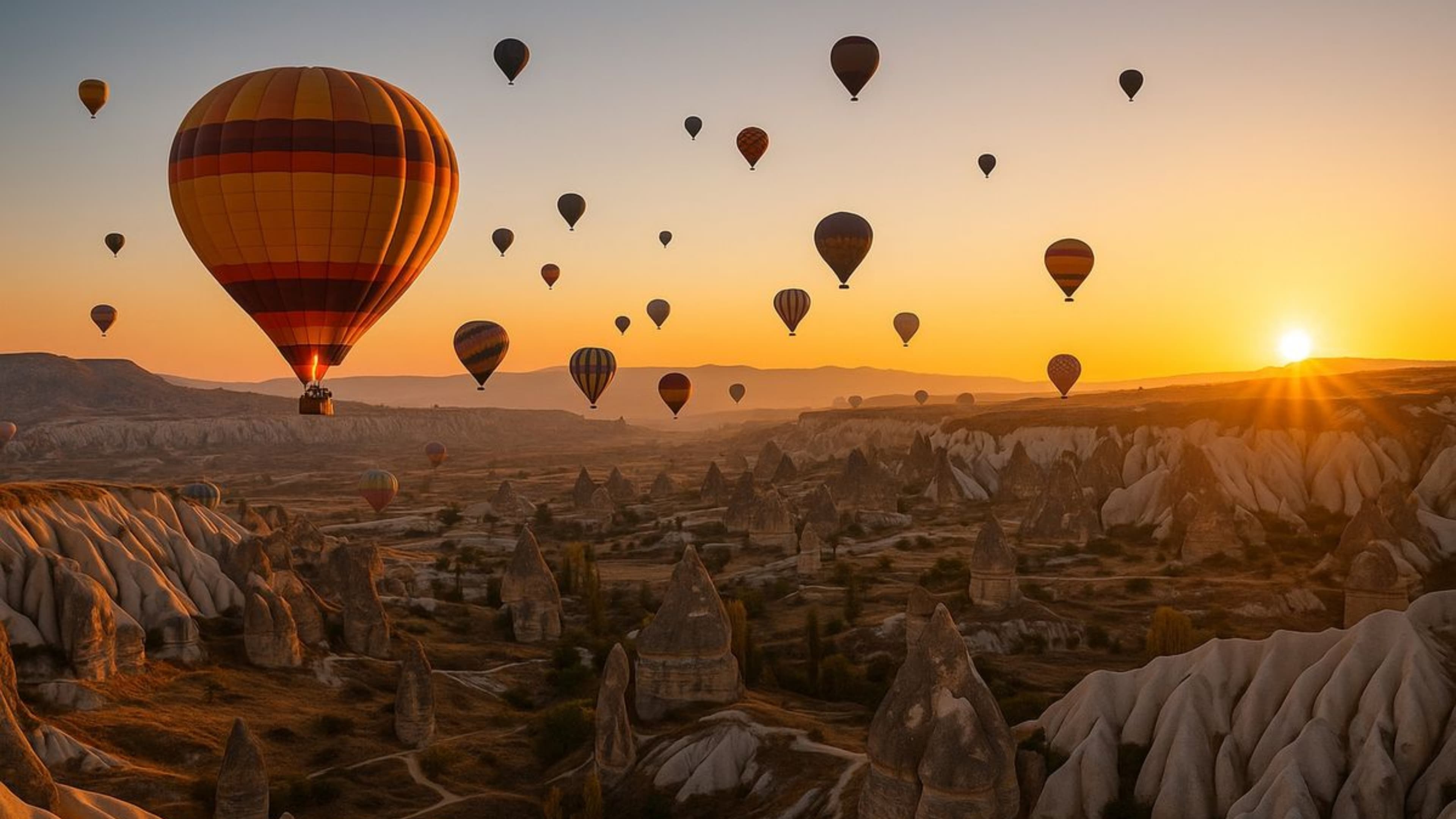 Globos aerostáticos al amanecer sobre Capadocia, Turquía