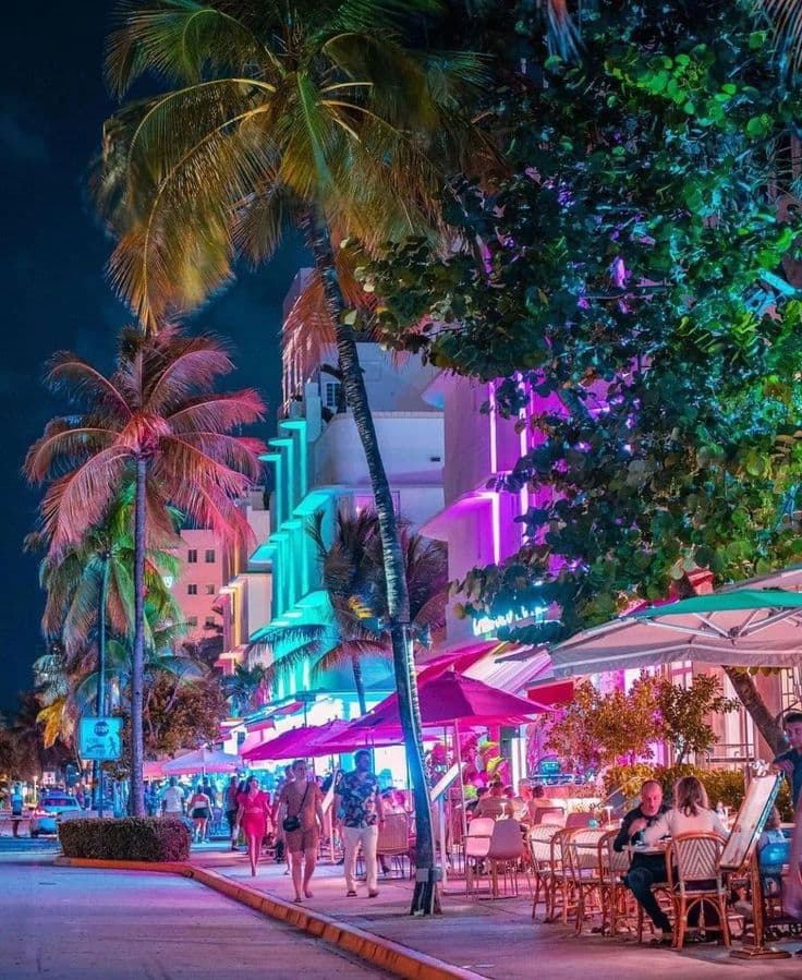 Ocean Drive de noche con luces de neón y palmeras, Miami — paquete 7 noches todo incluido desde Chile
