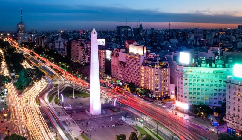 Obelisco y Avenida 9 de Julio de noche, Buenos Aires, Argentina — paquete 5 noches desde Chile
