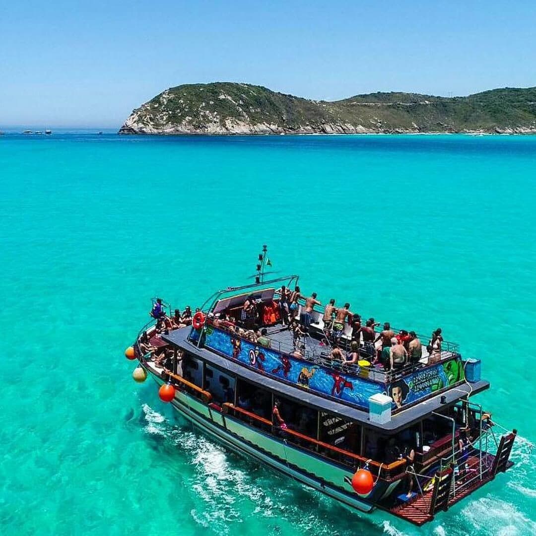 Barco de turistas en aguas turquesas de Arraial do Cabo