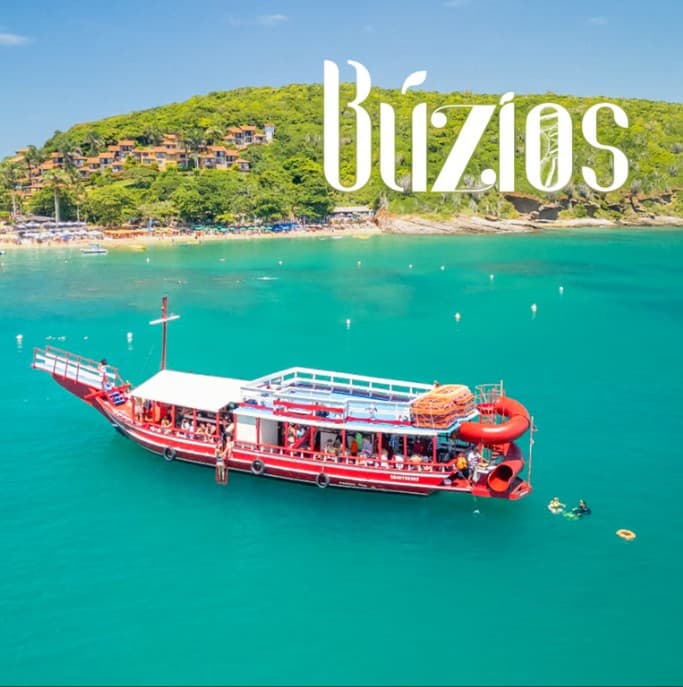 Vista aérea del barco navegando en aguas turquesas de Búzios