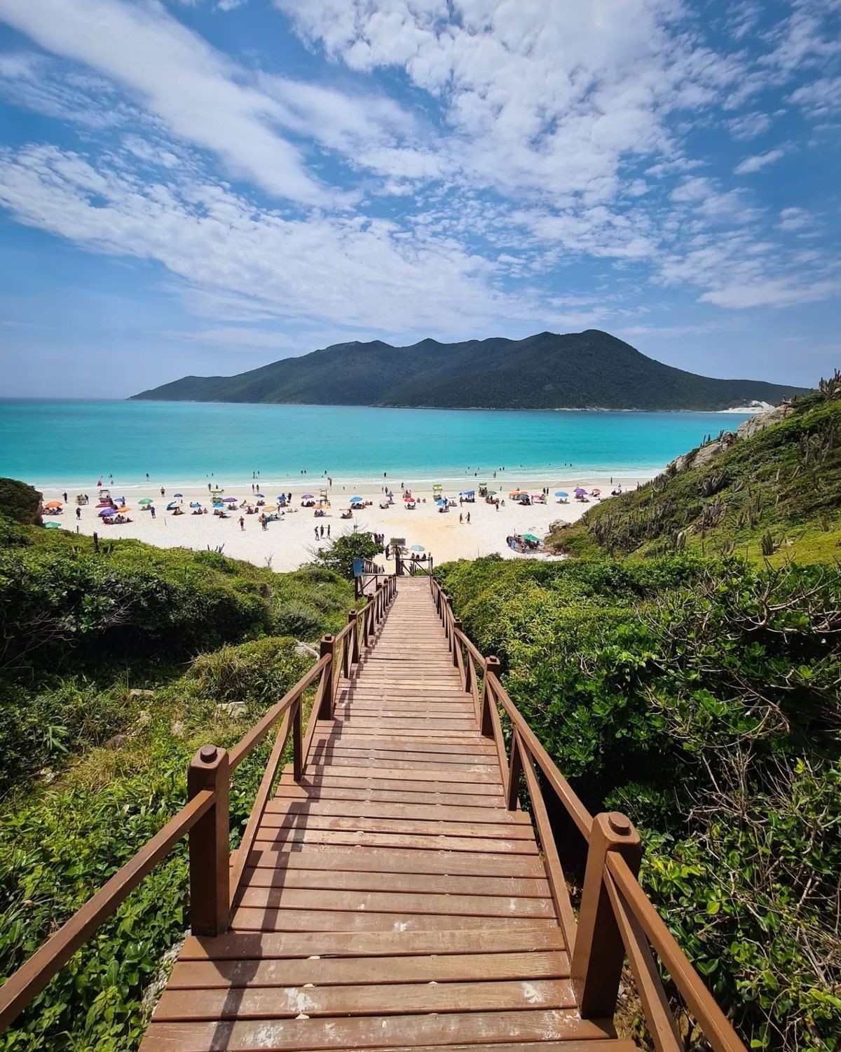 Escalera de madera descendiendo a la playa de Arraial do Cabo