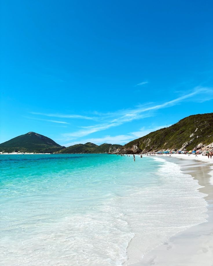Playa de arena blanca con aguas cristalinas en Arraial do Cabo