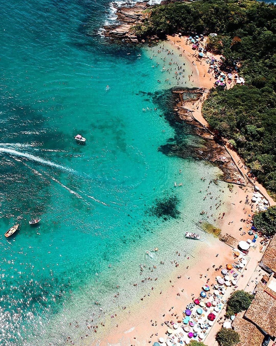 Playa de arena blanca con aguas color turquesa en Búzios
